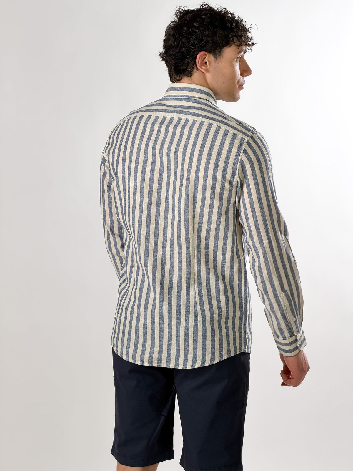 Camisa de lino de rayas medias