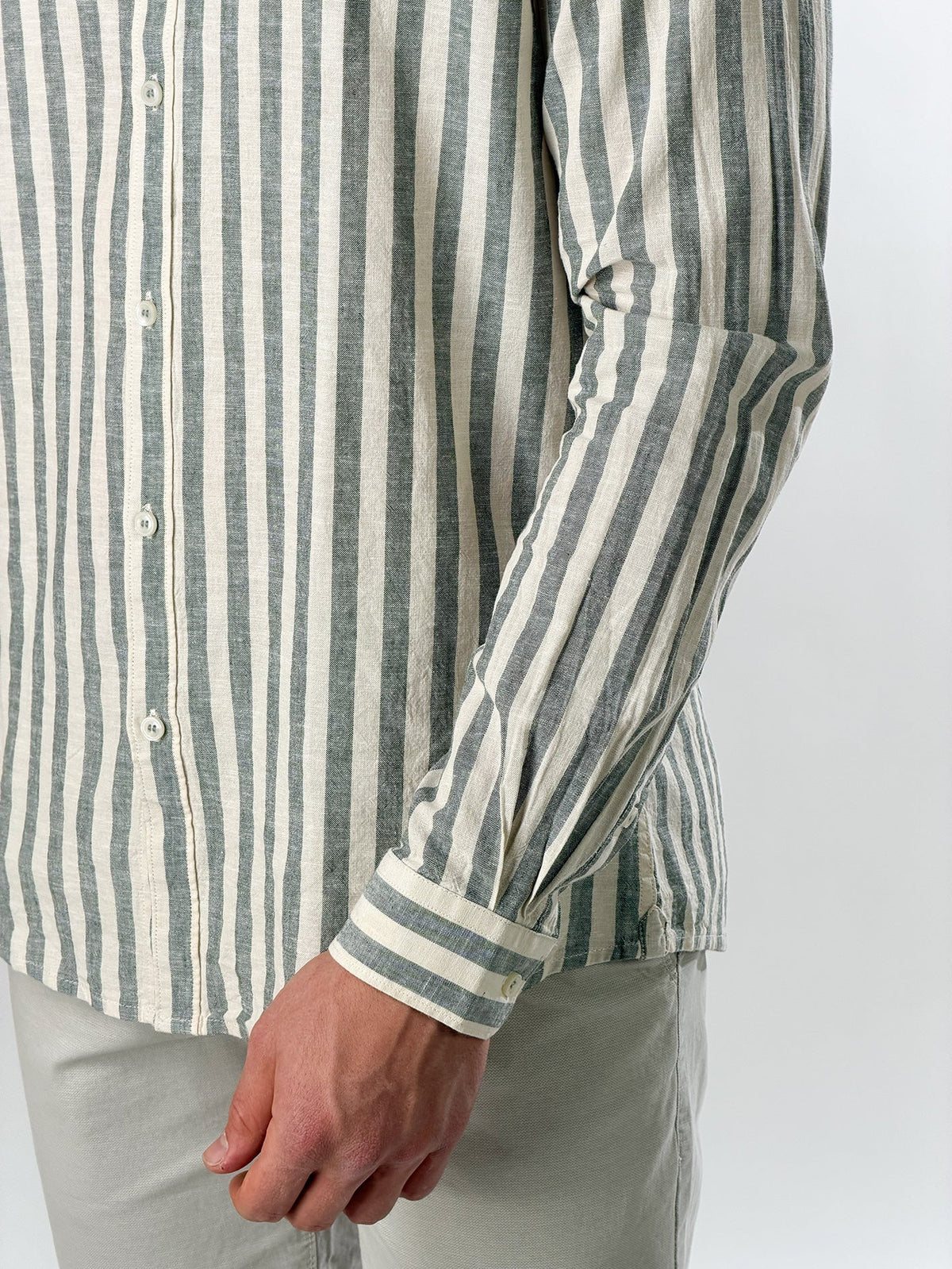 Camisa de lino de rayas medias cuello coreano