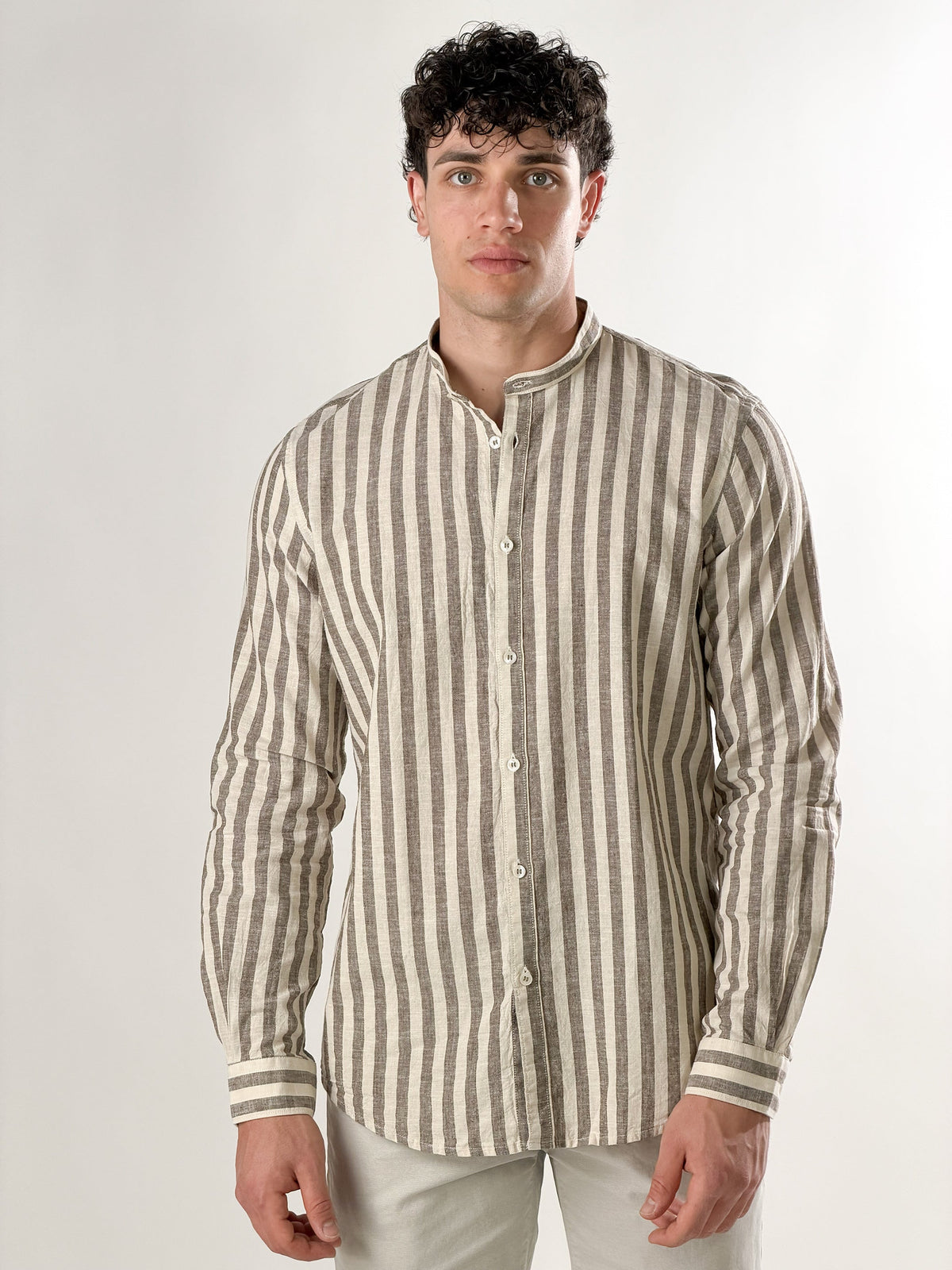 Camisa de lino de rayas medias cuello coreano