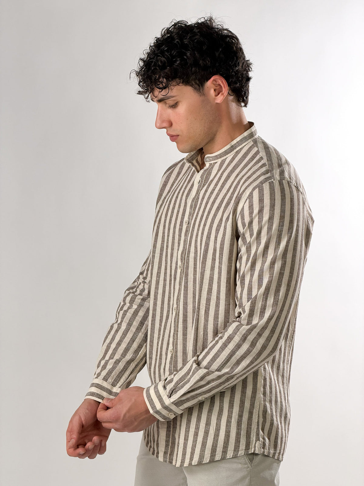 Camisa de lino de rayas medias cuello coreano