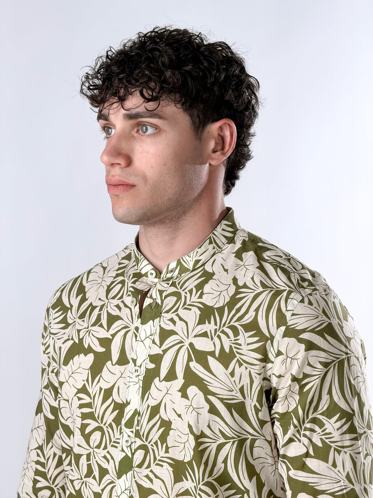 Camisa cuello coreano estampado verde oliva
