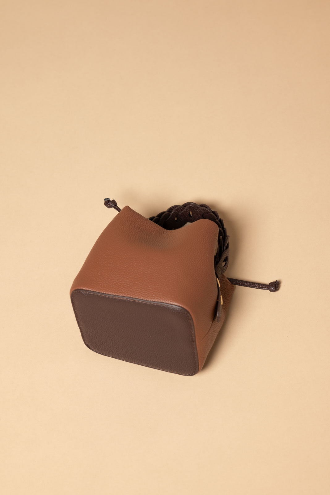 Bolso saco con asas trenzadas