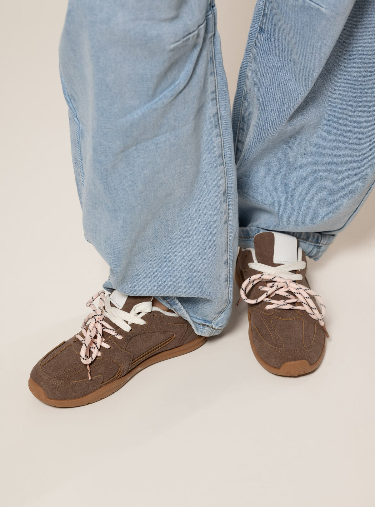 Zapatillas vintage con cordones rosas