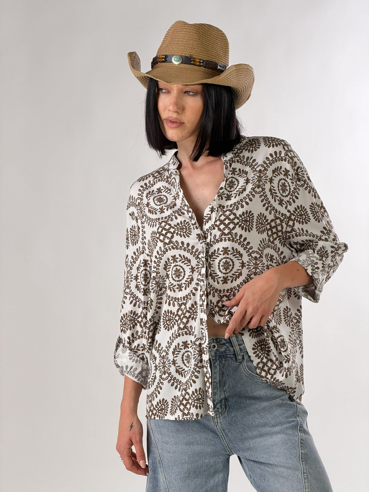 Camisa con estampado arabesco