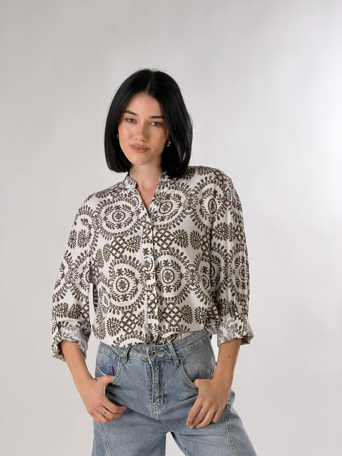 Camisa con estampado arabesco
