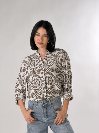 Camisa con estampado arabesco