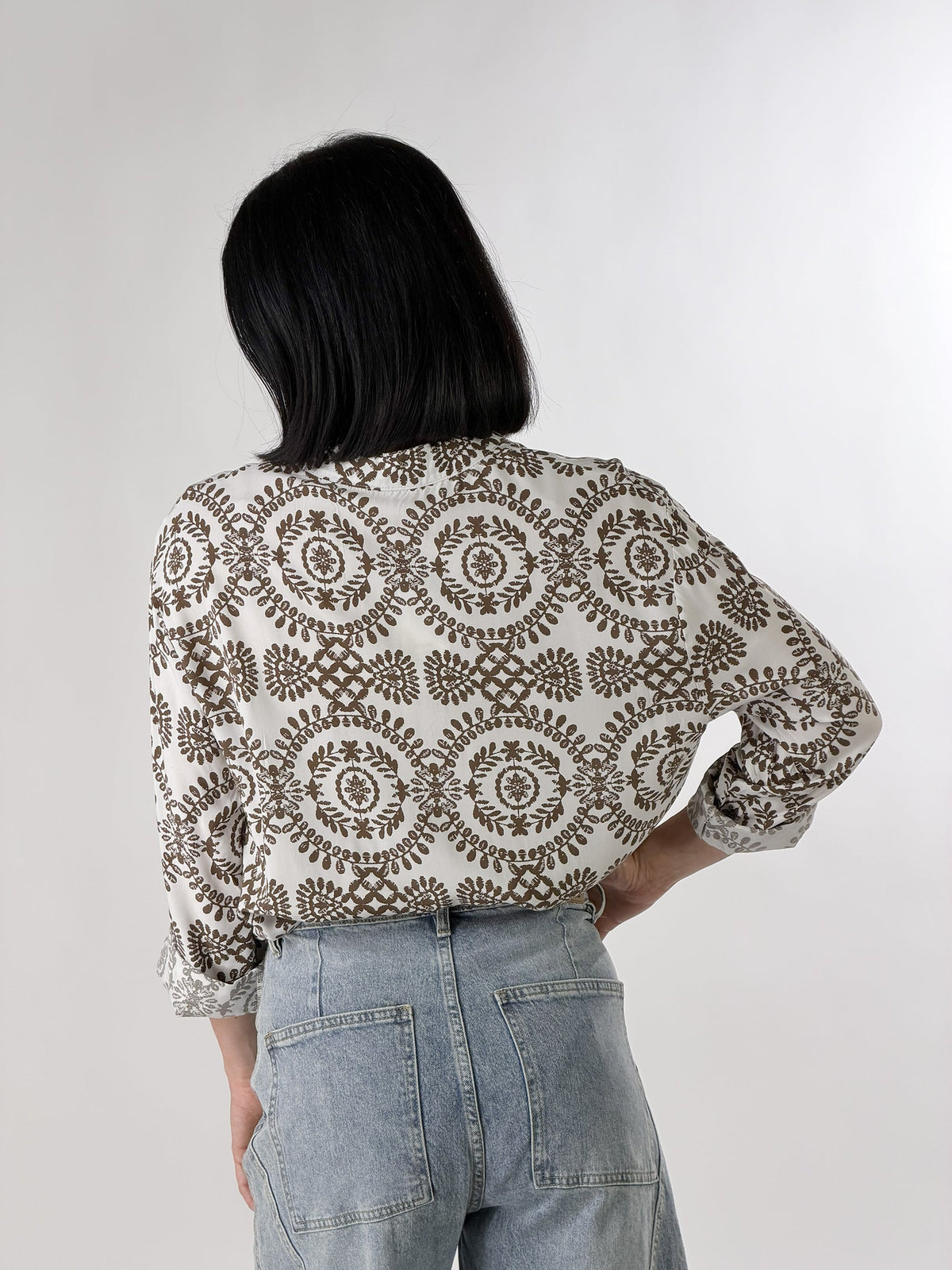 Camisa con estampado arabesco