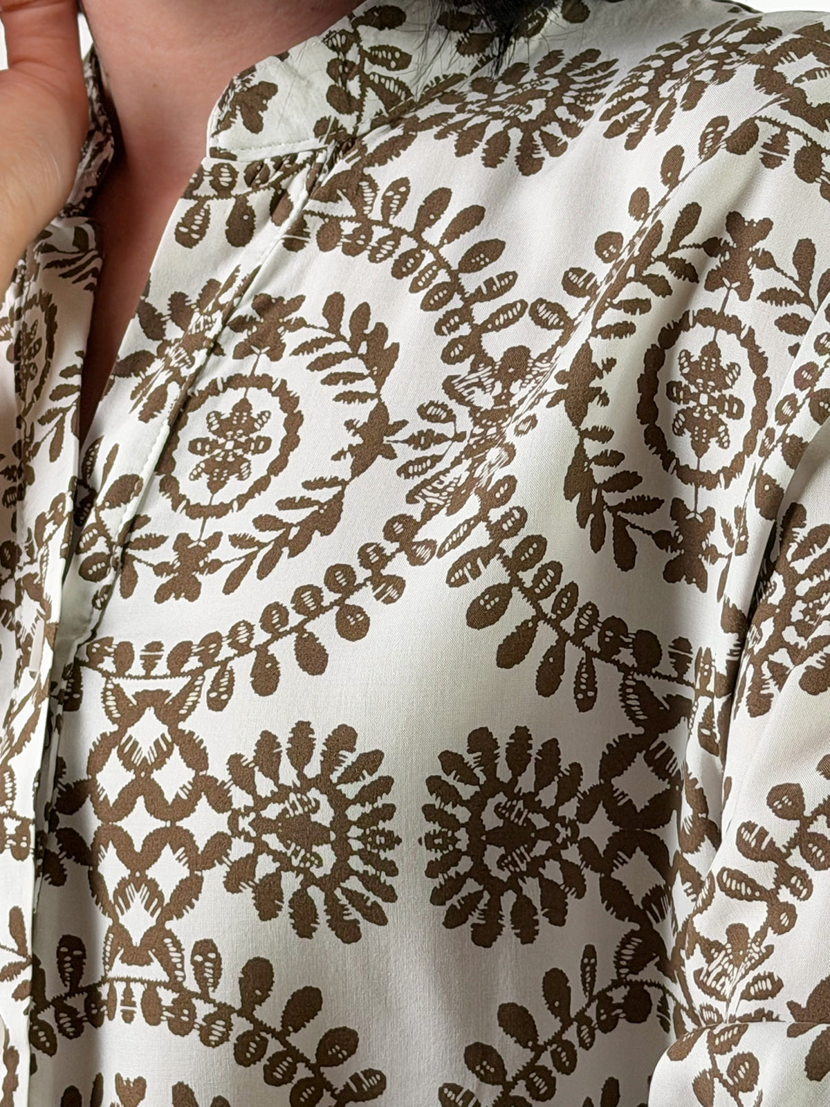 Camisa con estampado arabesco