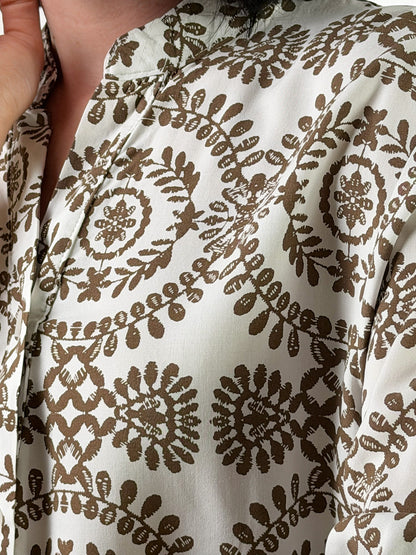 Camisa con estampado arabesco