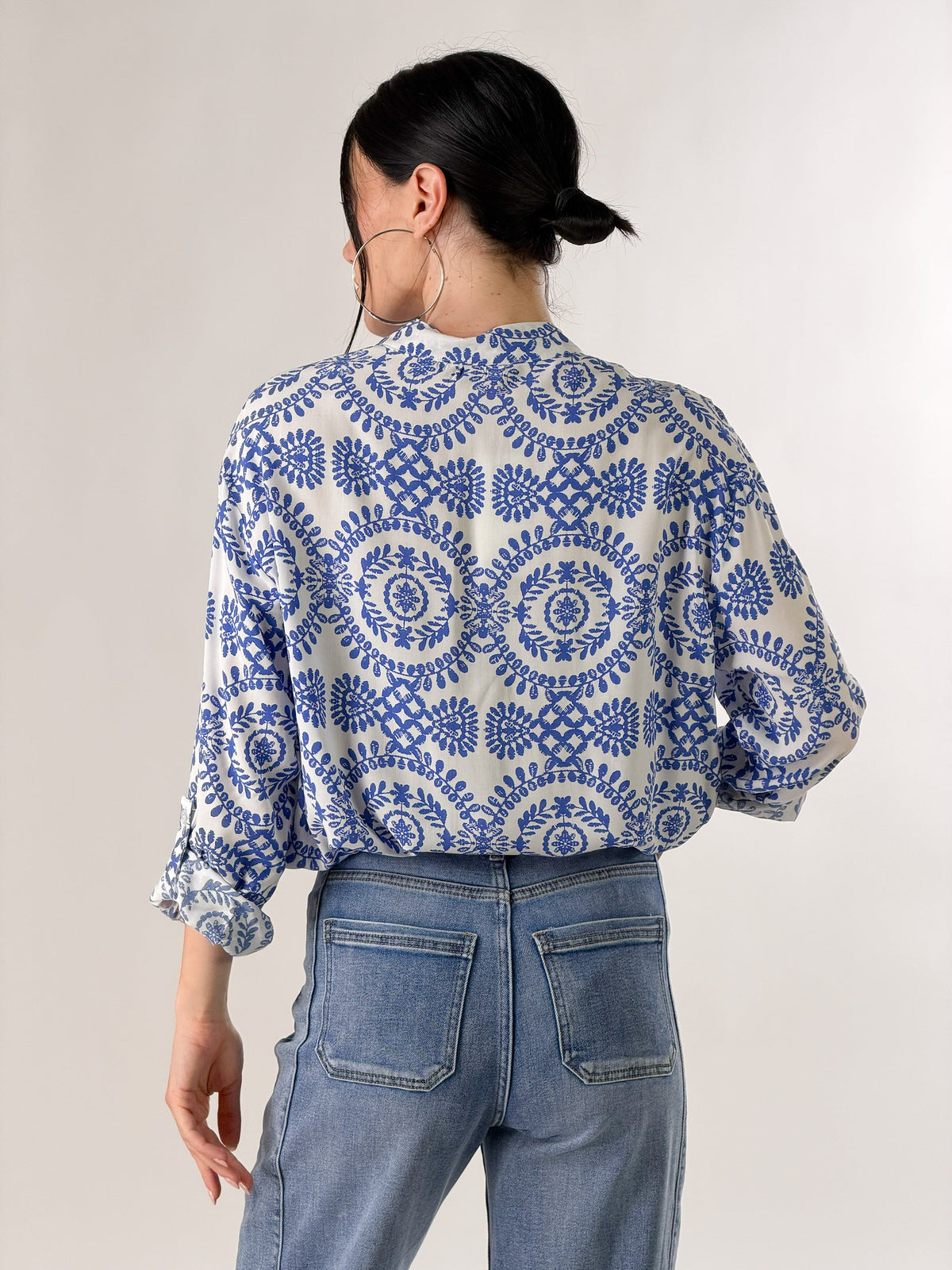 Camisa con estampado arabesco