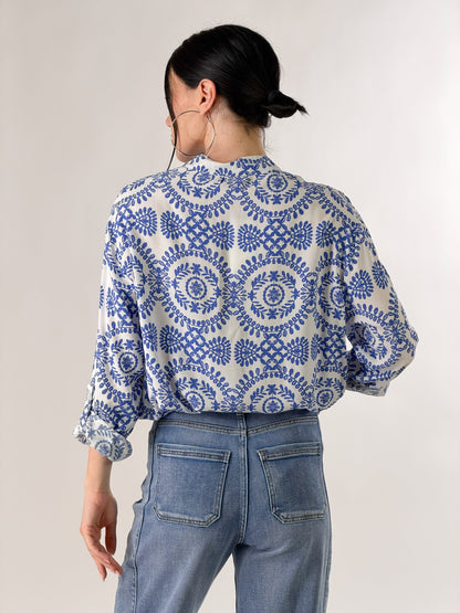 Camisa con estampado arabesco