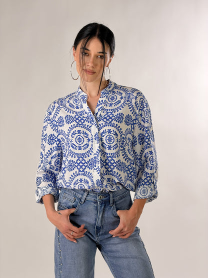 Camisa con estampado arabesco