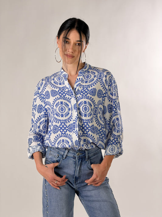 Camisa con estampado arabesco