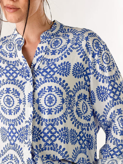 Camisa con estampado arabesco