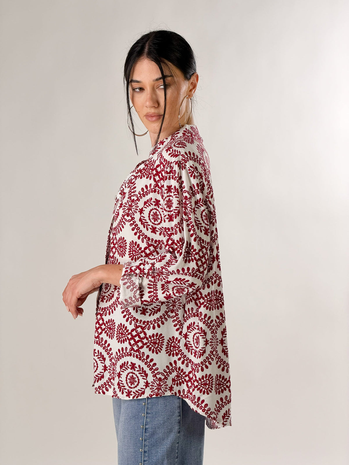 Camisa con estampado arabesco