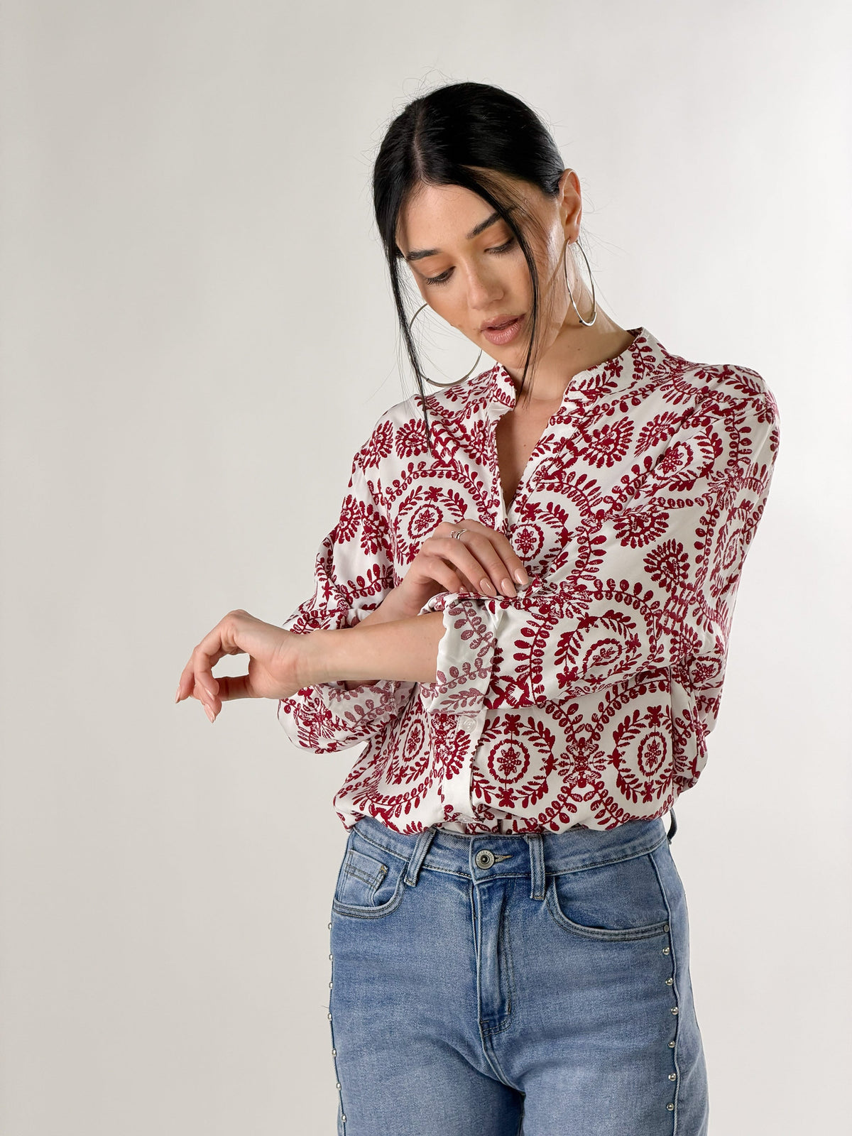Camisa con estampado arabesco