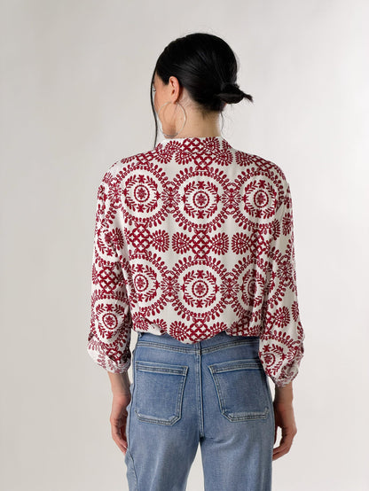 Camisa con estampado arabesco