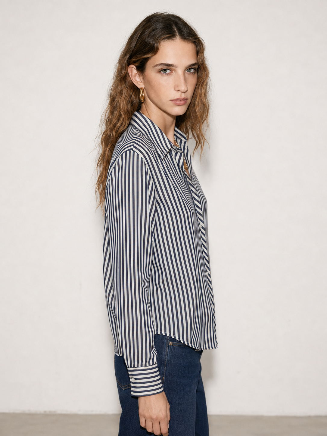 Camisa con hilo de lúrex dorado