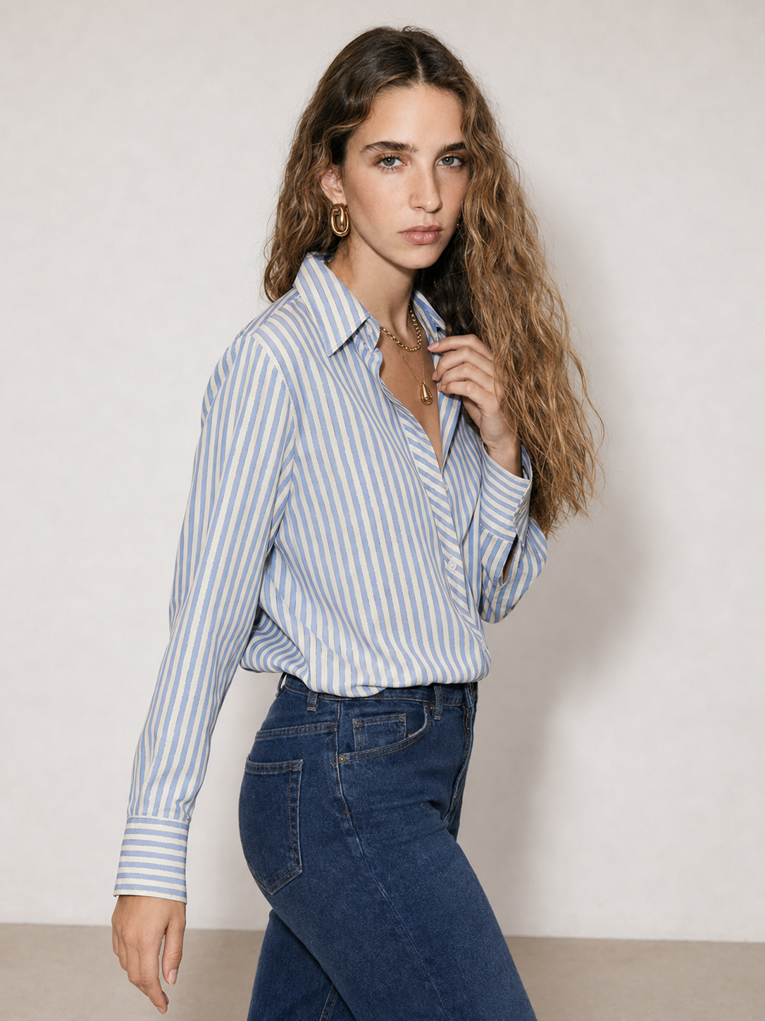 Camisa con hilo de lúrex dorado