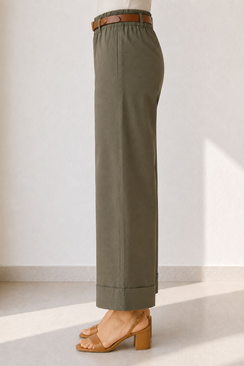 Pantalón con cinturón y bolsillos de ribete