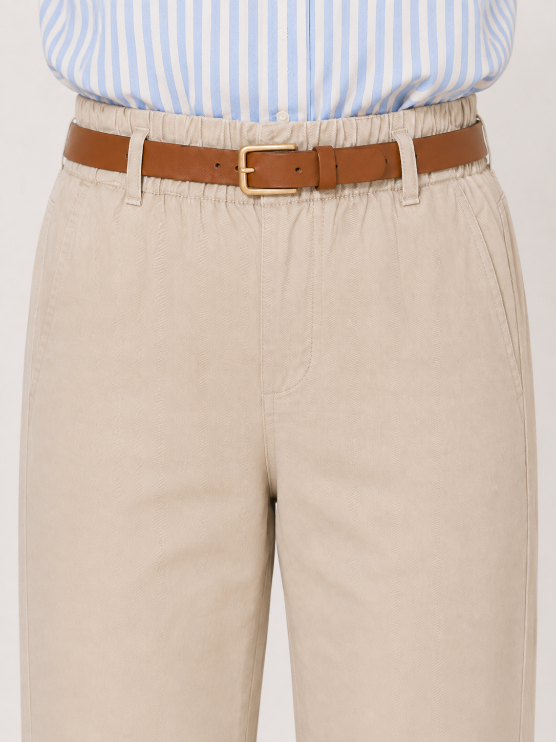 Pantalón con cinturón y bolsillos de ribete