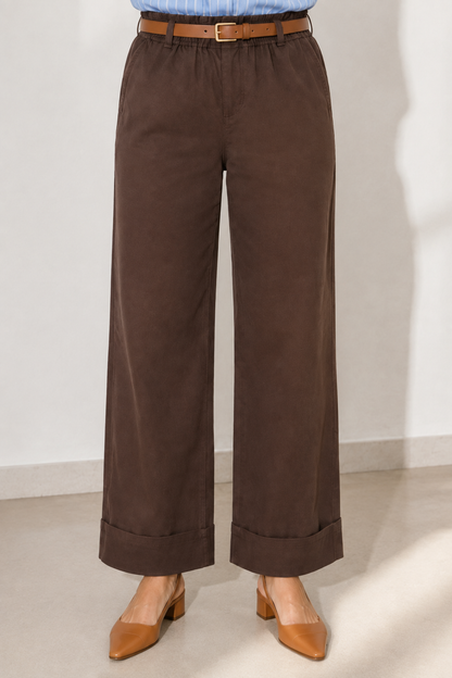 Pantalón con cinturón y bolsillos de ribete
