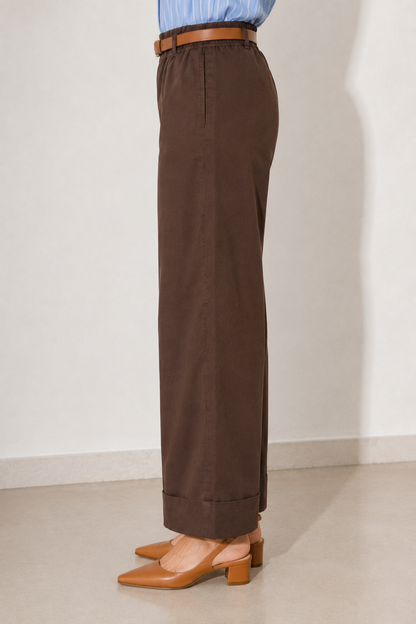Pantalón con cinturón y bolsillos de ribete