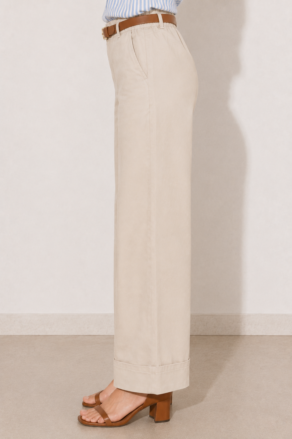 Pantalón con cinturón y bolsillos de ribete