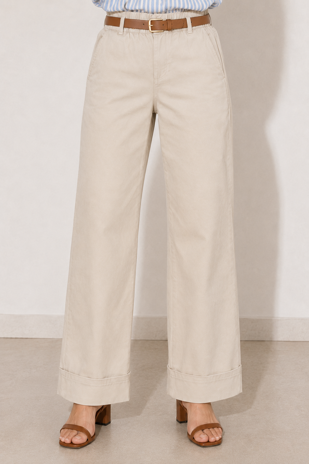Pantalón con cinturón y bolsillos de ribete