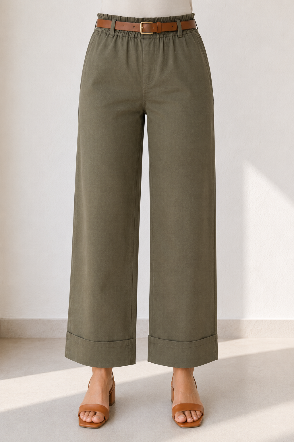 Pantalón con cinturón y bolsillos de ribete
