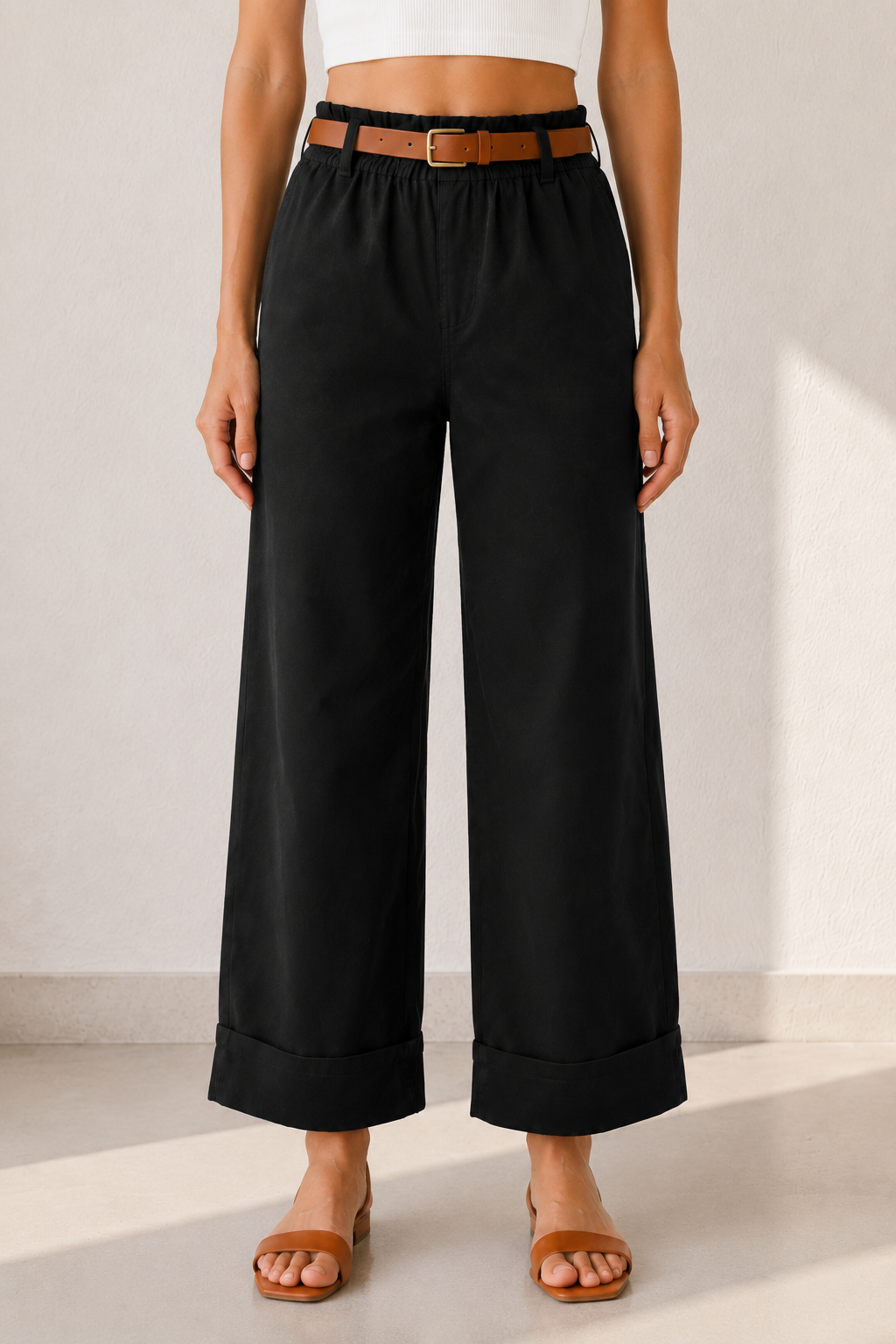Pantalón con cinturón y bolsillos de ribete
