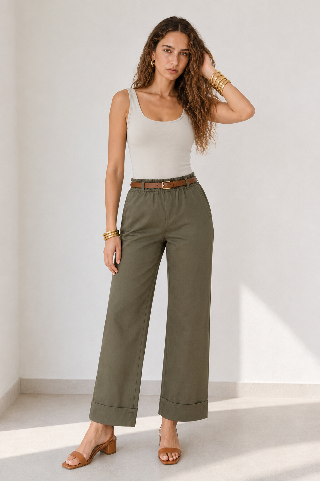 Pantalón con cinturón y bolsillos de ribete