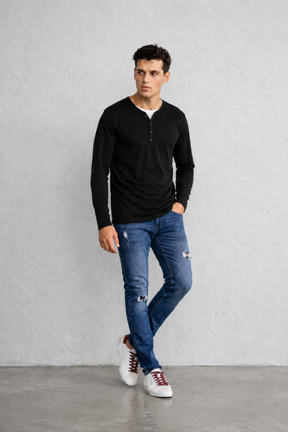 Camiseta cuello serafino y 3 botones