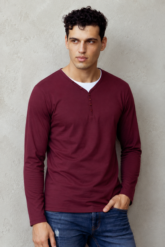 Camiseta cuello serafino y 3 botones