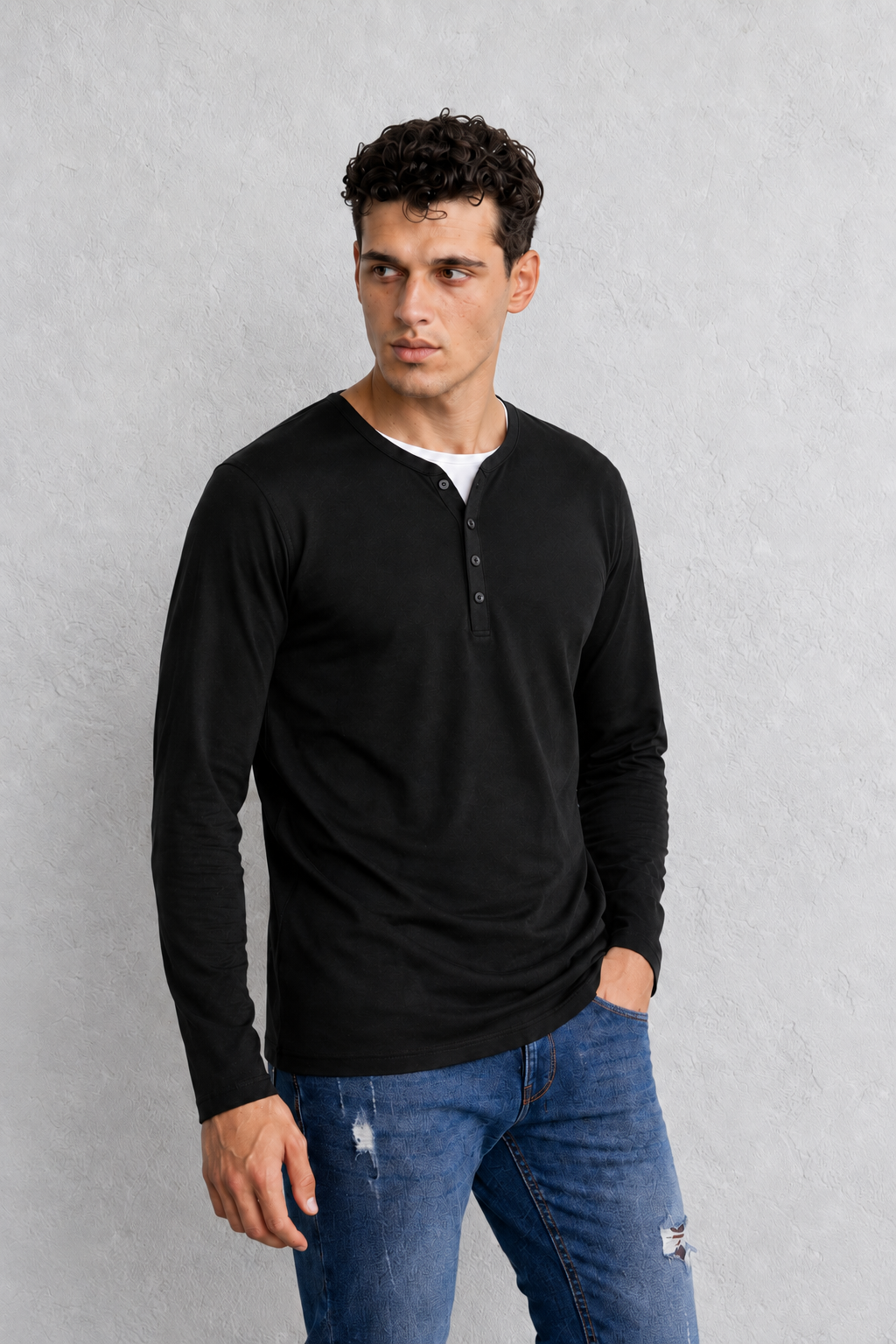 Camiseta cuello serafino y 3 botones