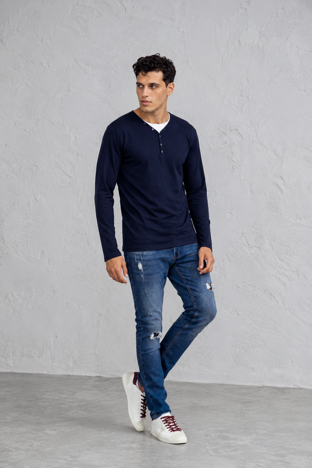 Camiseta cuello serafino y 3 botones