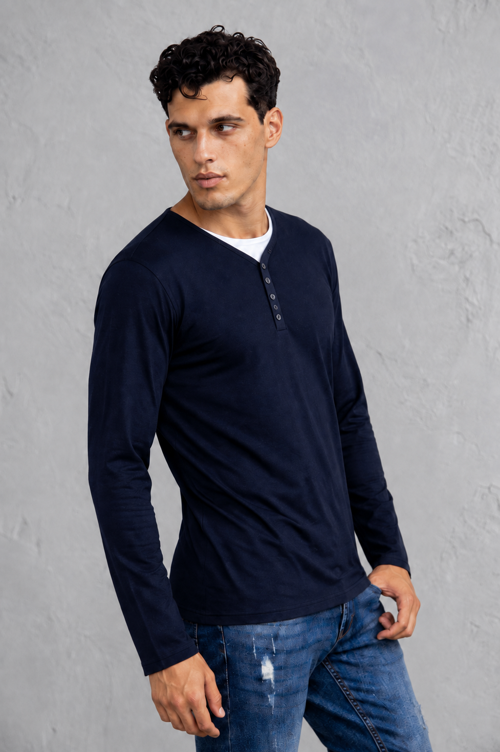 Camiseta cuello serafino y 3 botones
