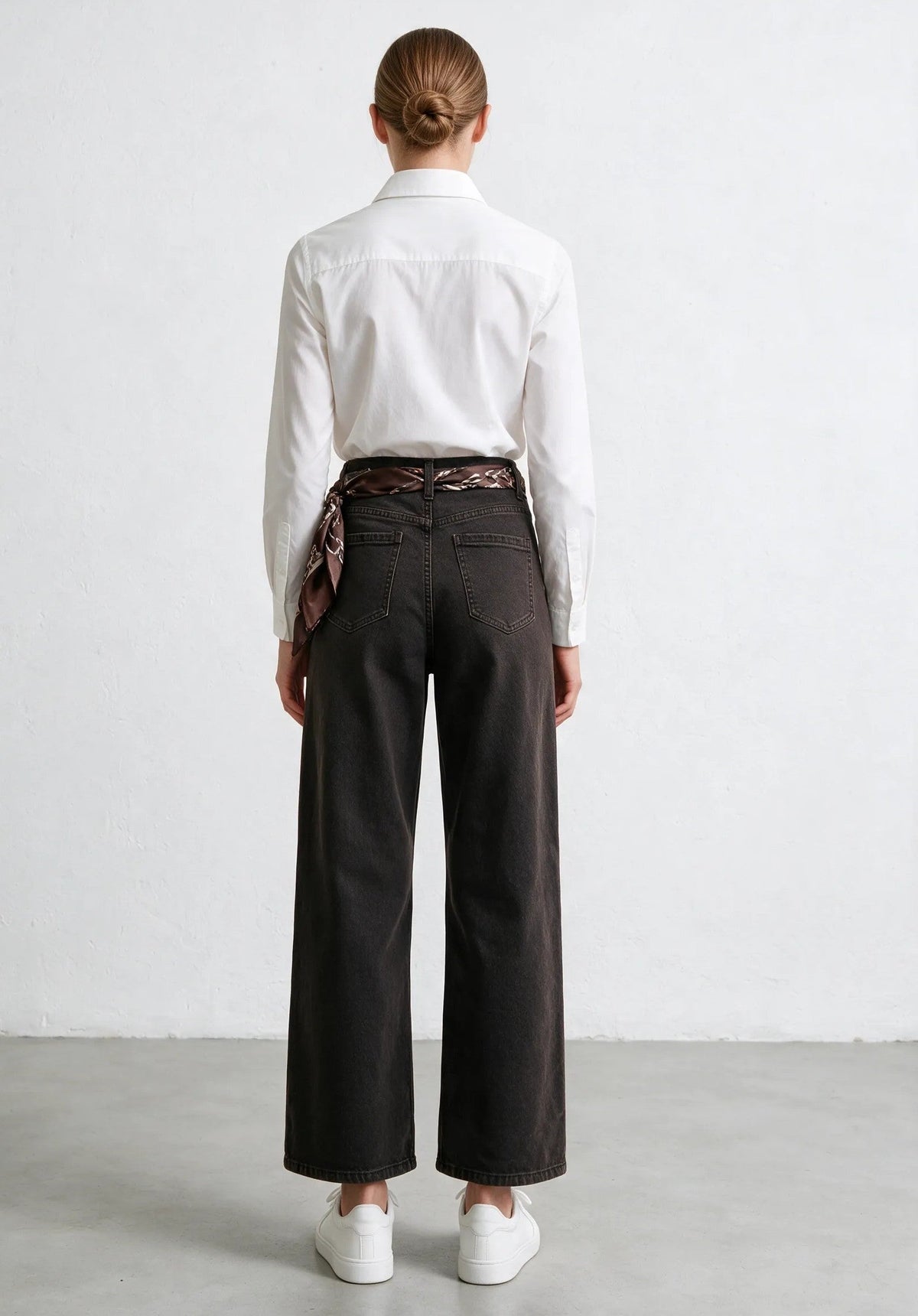 Vaqueros wide-leg con cinturón bandana marrón