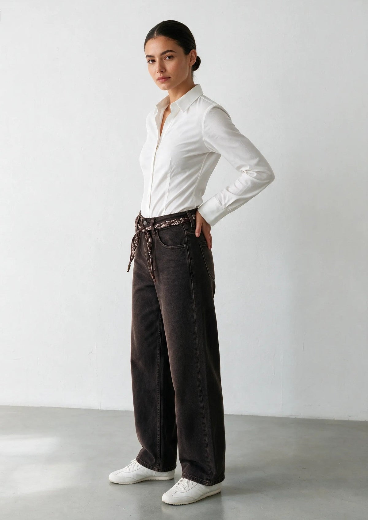 Vaqueros wide-leg con cinturón bandana marrón